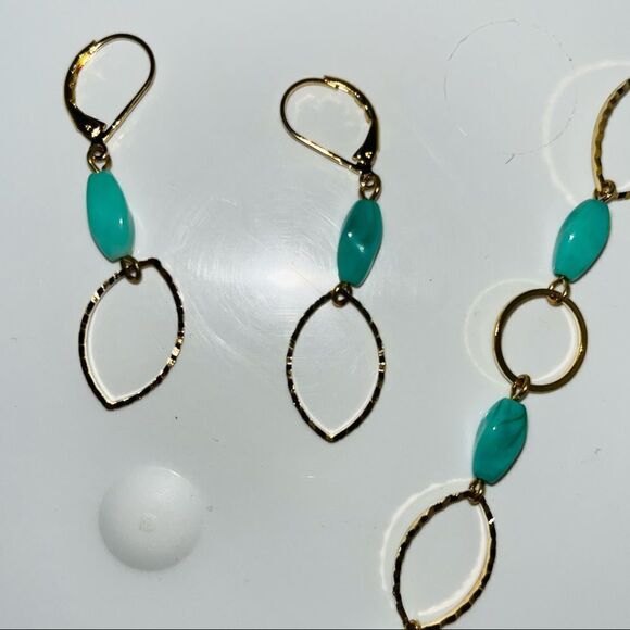 Avon GoldTone Link Necklace Earrings Green Oval Stones White Pearlescent Pendant - Picture 6 of 10